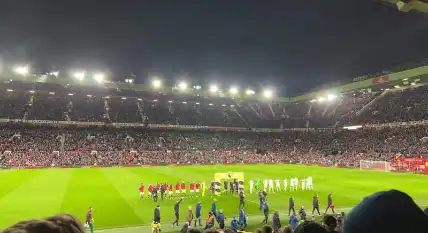 Old Trafford katsomolohko S123 ottelun aikana